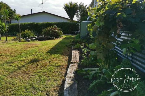 Photo of property in 9 Whaka Street, Maungaturoto, 0520