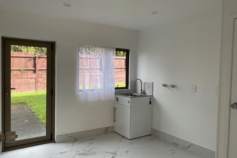 Photo of property in 2/27 Butterworth Drive, Glendene, Auckland, 0602