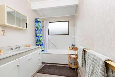 Photo of property in 8 Wallis Street, Raglan, 3225