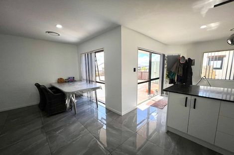 Photo of property in 17 Semillon Avenue, Henderson, Auckland, 0612