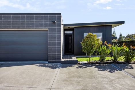 Photo of property in 5 Kotare Drive, Waiwhakaiho, New Plymouth, 4312