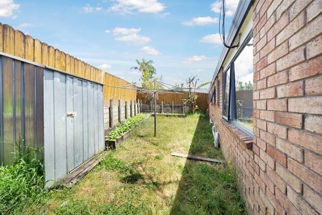 Photo of property in 18 Plumstead Rise, Glen Eden, Auckland, 0602