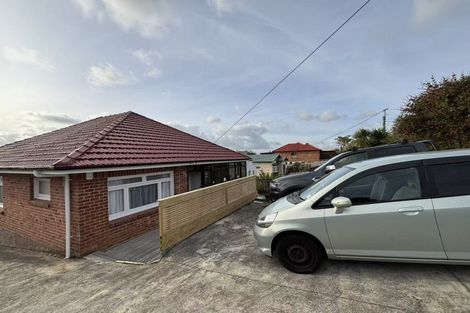 Photo of property in 39 Staveley Avenue, Mount Roskill, Auckland, 1041