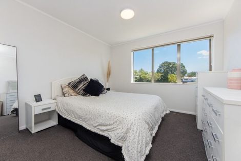 Photo of property in The Haven, 29/120 Beach Haven Road, Beach Haven, Auckland, 0626