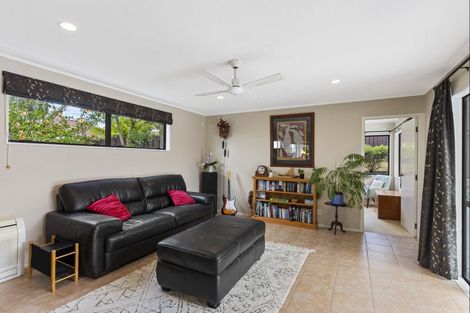 Photo of property in 33 Marina View Drive, West Harbour, Auckland, 0618