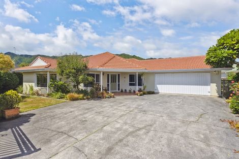 Photo of property in 13 Runanga Grove, Waikanae, 5036