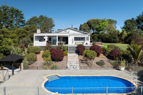 Photo of property in 10 Kaipara View Road, Helensville, 0875