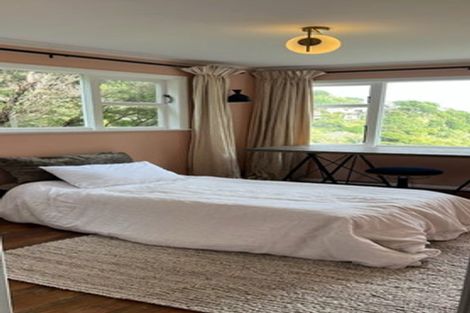 Photo of property in 5 Richmond Road, Mahina Bay, Lower Hutt, 5013