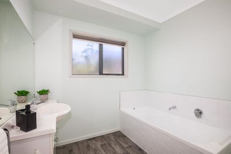 Photo of property in 5 Colin Guppy Crescent, Riverstone Terraces, Upper Hutt, 5018