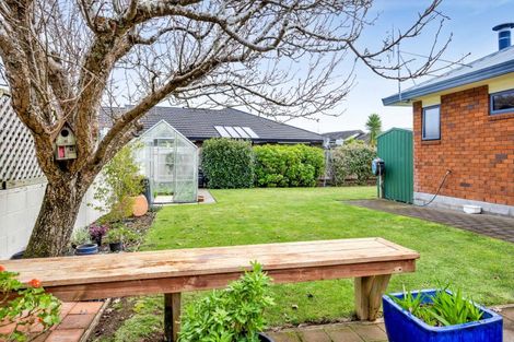 Photo of property in 10 Taylor Place, Merrilands, New Plymouth, 4312