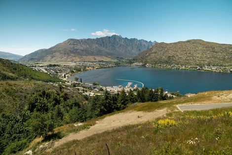 Photo of property in 12 Mcgregor Lane, Queenstown Hill, 9300
