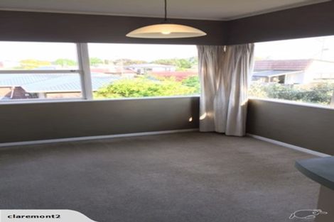 Photo of property in 24 Holdaway Avenue, Northcote, Auckland, 0627