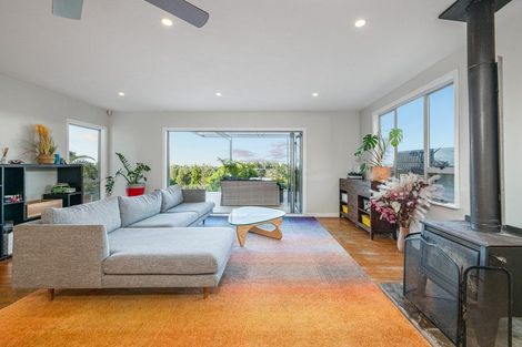 Photo of property in 20 Raroa Terrace, Waiatarua, Auckland, 0604