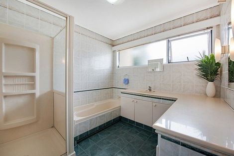 Photo of property in 4 Alton Terrace, Pakuranga Heights, Auckland, 2010