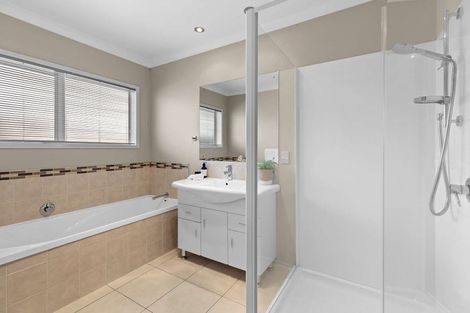 Photo of property in 2 Gibson Place, Papamoa Beach, Papamoa, 3118