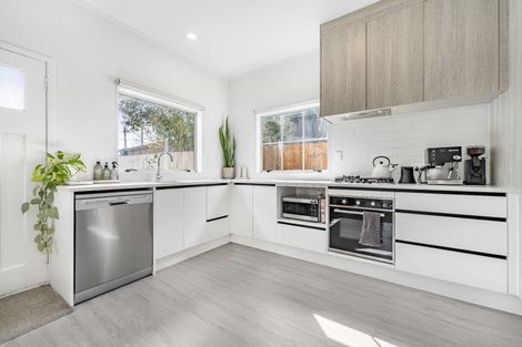 Photo of property in 2/56 Northcote Road, Northcote, Auckland, 0627