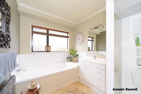 Photo of property in 5 Ron Place, Fitzherbert, Palmerston North, 4410