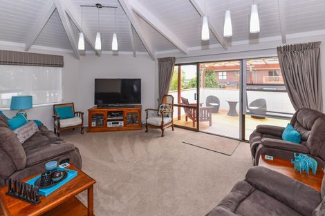 Photo of property in 15 Lemonwood Place, The Gardens, Auckland, 2105