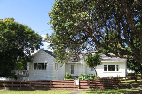 Photo of property in 88 Stanley Point Road, Stanley Point, Auckland, 0624