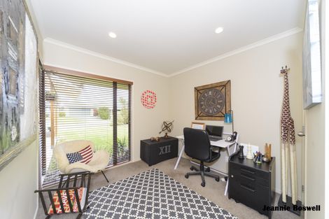 Photo of property in 5 Ron Place, Fitzherbert, Palmerston North, 4410