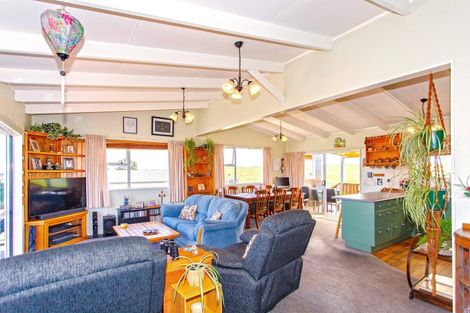 Photo of property in 18 Okiwa Terrace, Waiinu Beach, Whanganui, 4588