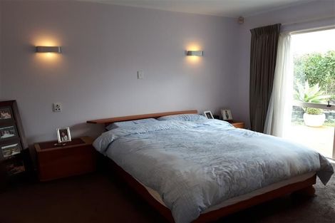 Photo of property in 22 Harbour Lights Close, West Harbour, Auckland, 0618