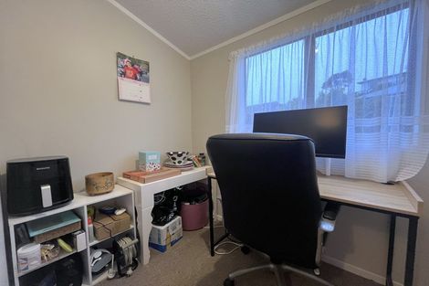 Photo of property in 7b Ladbrooke Drive, Newlands, Wellington, 6037