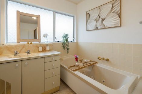 Photo of property in 8 Burn-murdoch Street, St Andrews, Hamilton, 3200