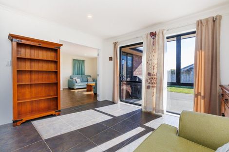 Photo of property in 15 Orlando Way, Kelvin Grove, Palmerston North, 4414