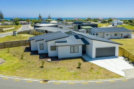 Photo of property in 12 Seagrass Place, Otaki Beach, Otaki, 5512