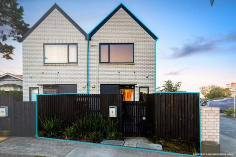 Photo of property in 2 Wharara Lane, Massey, Auckland, 0614