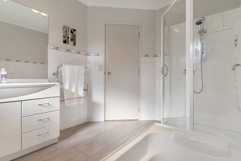 Photo of property in 11 Grovenor Drive, Orewa, 0931