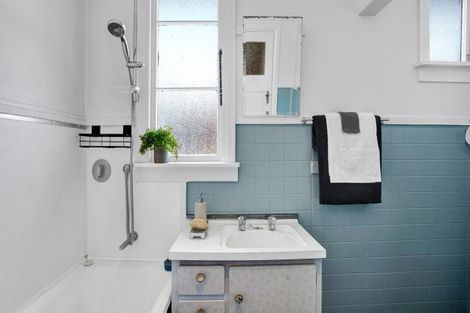 Photo of property in 32 Victoria Road, New Plymouth, 4310