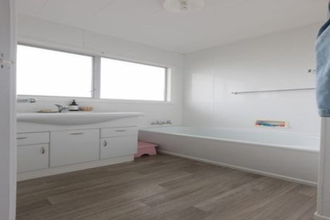 Photo of property in 5 Poharama Place, Marfell, New Plymouth, 4310