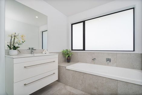 Photo of property in 18 Awatea Drive, Whitianga, 3510