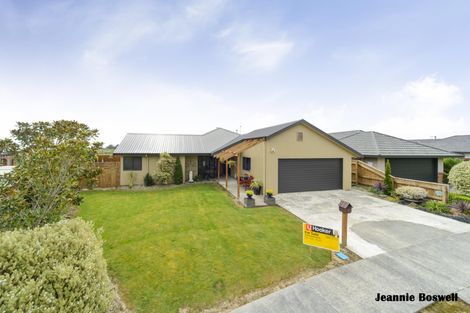 Photo of property in 5 Ron Place, Fitzherbert, Palmerston North, 4410