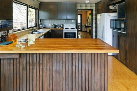 Photo of property in 11 Paturoa Road, Titirangi, Auckland, 0604