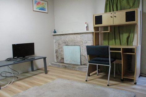 Photo of property in 22 Mountain Road, Henderson Valley, Auckland, 0612