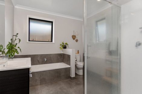 Photo of property in 17 Lakeside Terrace, Omokoroa, 3114