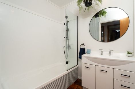 Photo of property in 32 Davidson Crescent, Tawa, Wellington, 5028