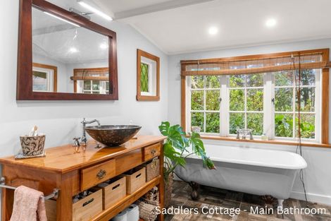 Photo of property in Saddlery Cottage, 3245 Paparoa-oakleigh Road, Paparoa, 0571