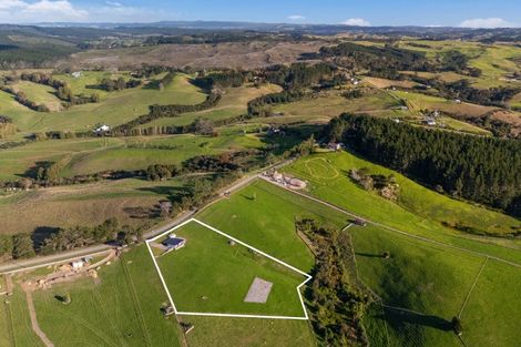 Photo of property in 86 Valley Road, Waitoki, 0871