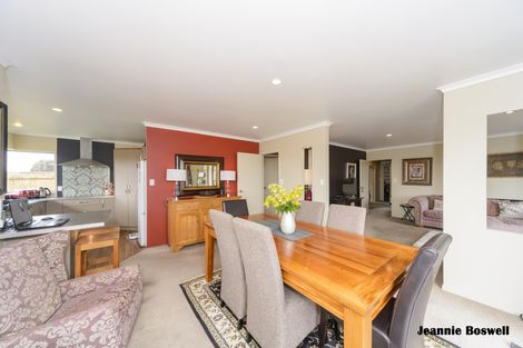 Photo of property in 5 Ron Place, Fitzherbert, Palmerston North, 4410