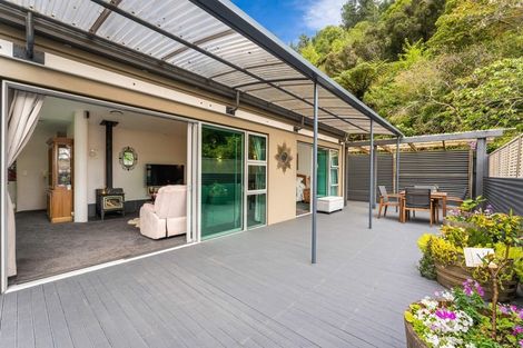 Photo of property in 108 Pinehaven Road, Pinehaven, Upper Hutt, 5019