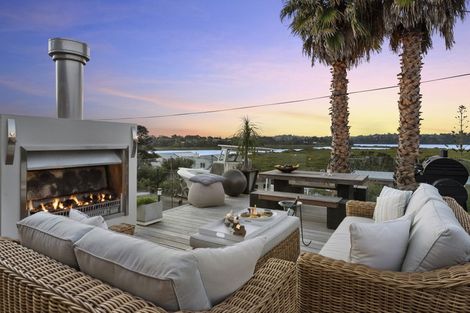 Photo of property in 11 The Terrace, Herald Island, Auckland, 0618