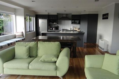 Photo of property in 10 Donnelly Street, Oakura, 4314