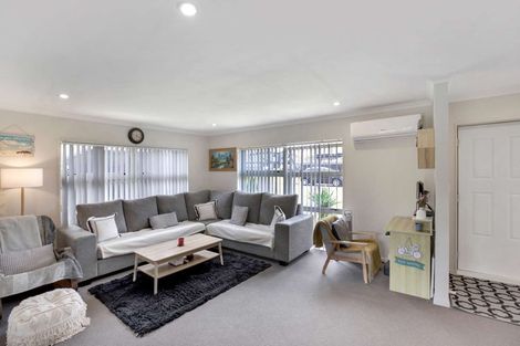 Photo of property in 13 Hansen Place, Takanini, 2112
