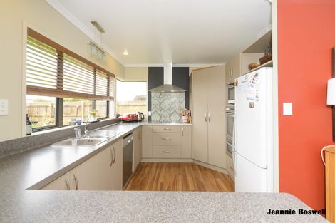 Photo of property in 5 Ron Place, Fitzherbert, Palmerston North, 4410