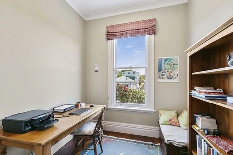 Photo of property in 33 Grove Road, Kelburn, Wellington, 6012