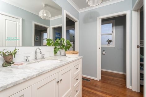 Photo of property in 2 Fitzwilliam Terrace, Tawa, Wellington, 5028